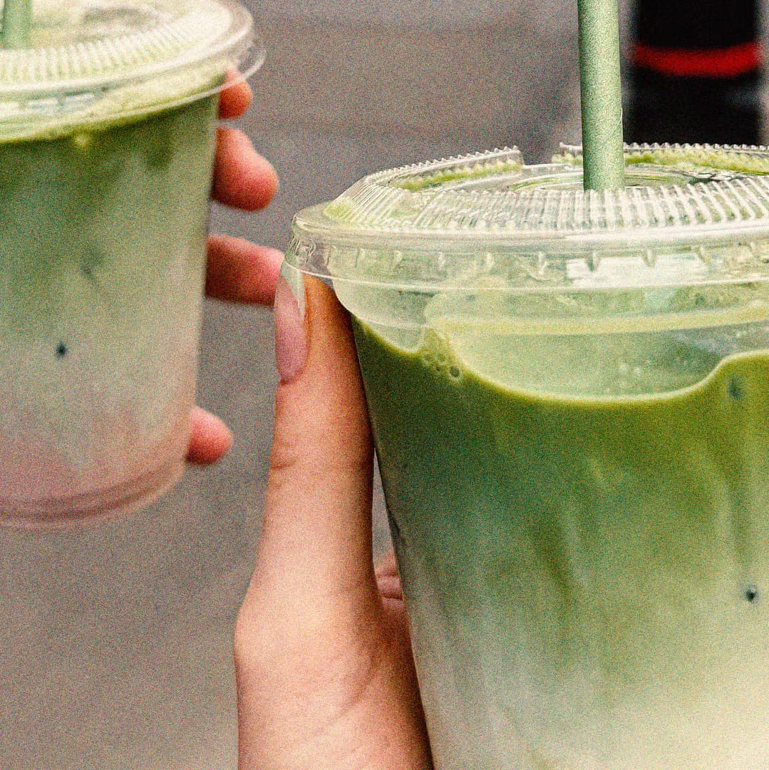 Ritual de matcha: taza ceremonial en manos